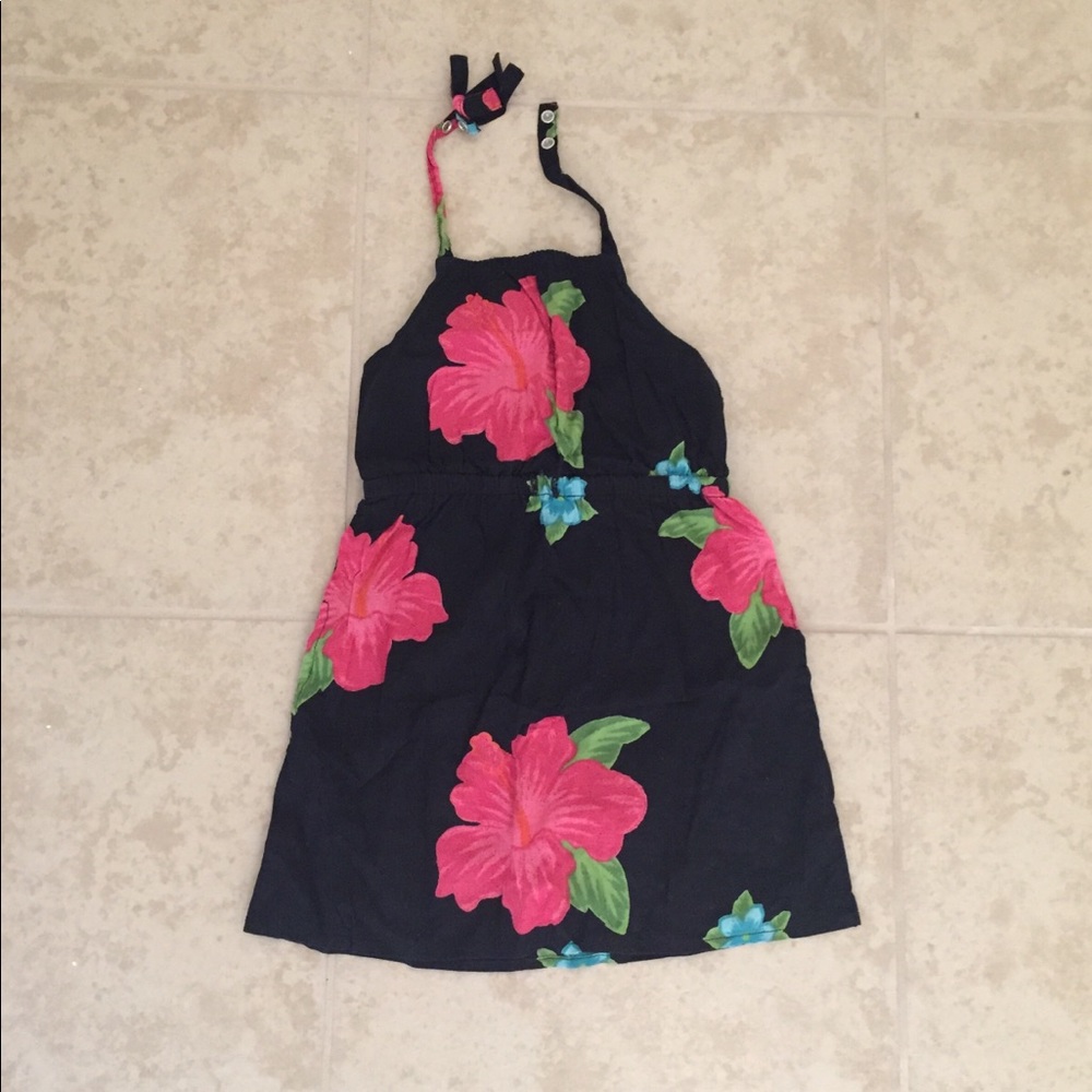Cute black halter dress for summer weather 🌺